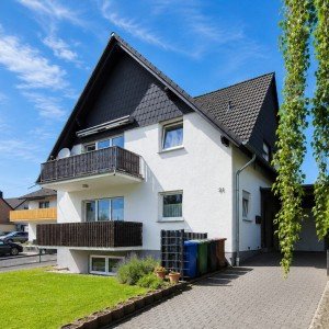 Hauptbild ZWEIFAMILIENHAUS MIT GROSSZÜGIGEM GARTEN - RUHIGE LAGE, DREI GARAGEN UND VIELE MÖGLICHKEITEN